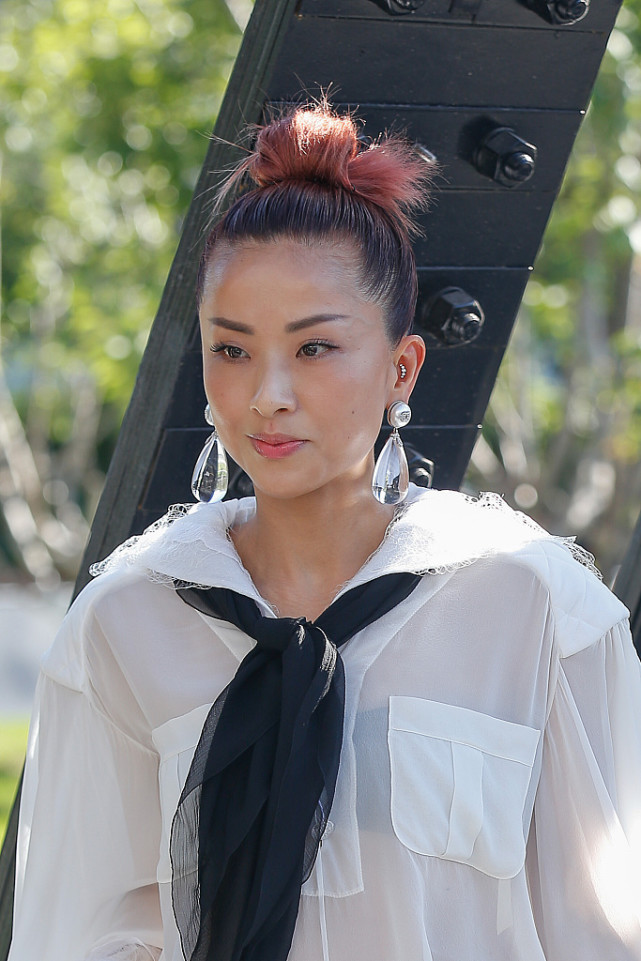 徐濠萦的魅力不是一般的大,穿"衬衫"高级有气场,造型太成功了