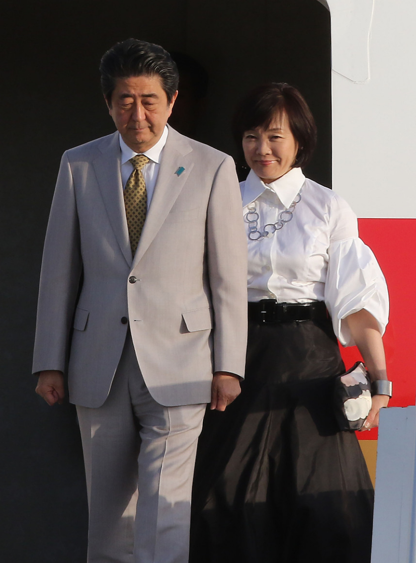 安倍晋三的现任妻子,穿白衬衫配小黑裙,奔六年纪还有清新少女感