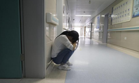 镜头里的她,依旧美丽温婉,透露着一股豁达的气质,但面容却沧桑了许多