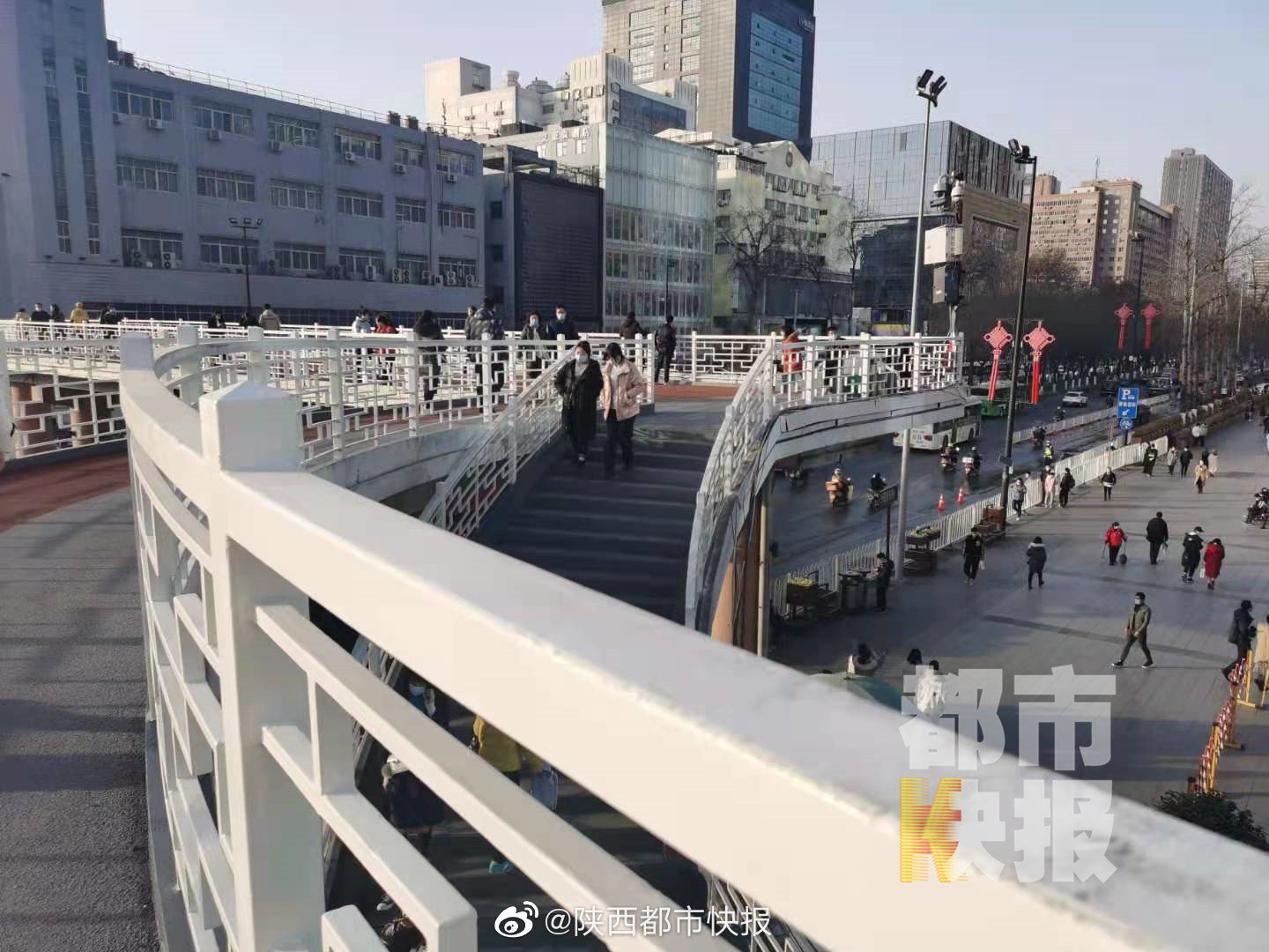 提升改造!西安小寨天桥红白灰三色装扮