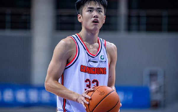 cba新星观察:球风又硬又横,广东男篮"小郑睿"诞生