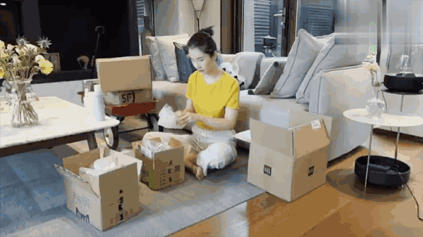 董花花独自呆坐湖边2小时,疑受蒋凡卸任影响,夫妻感情再成谜