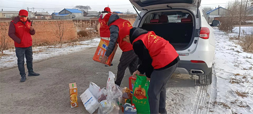 榆树市五棵树镇志愿者寒冬腊月里为孤寡老人送爱心