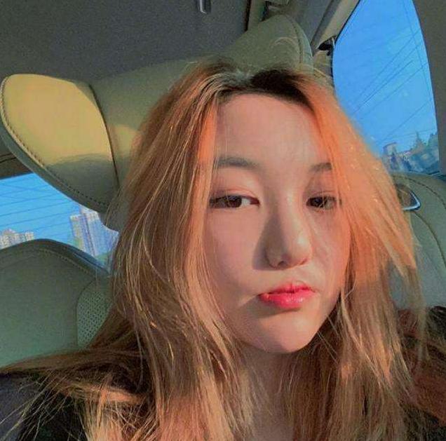 窦唯小女儿近况曝光,17岁染金发摇滚范十足,颜值不输14岁李嫣