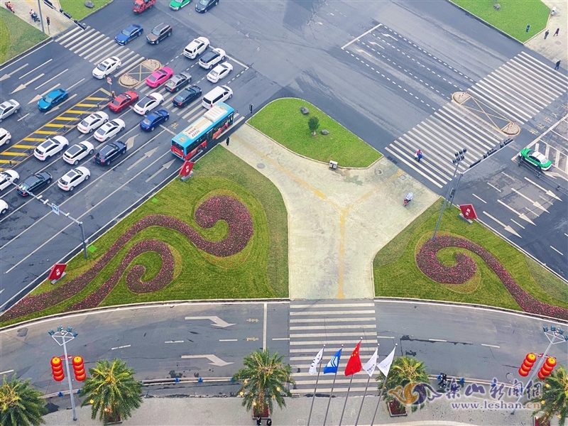 乐山城区交通岛变身"小花园"