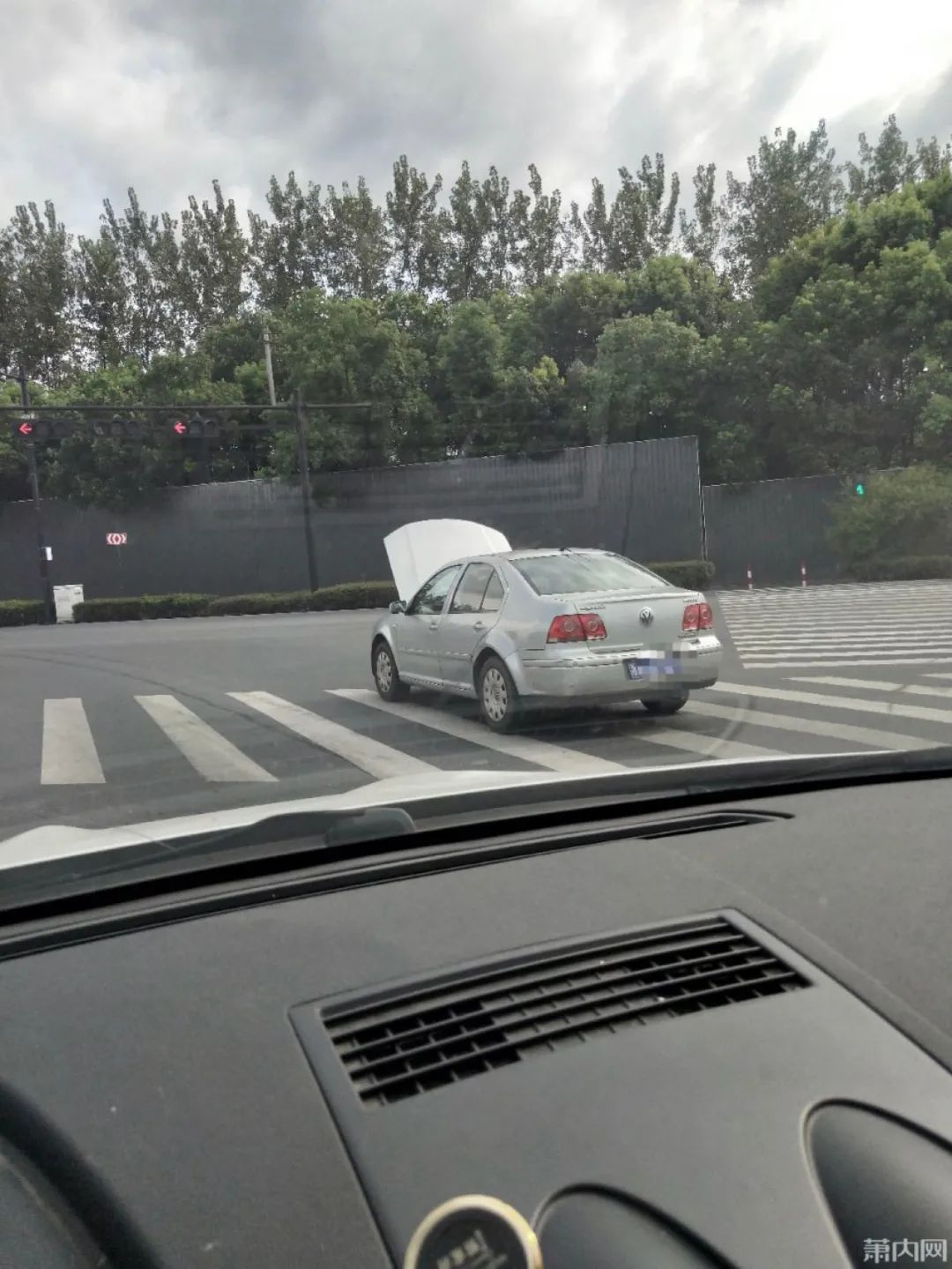 热点|顶着翻起的引擎盖，司机淡定开车，网友灵魂拷问：咋看清道路的？