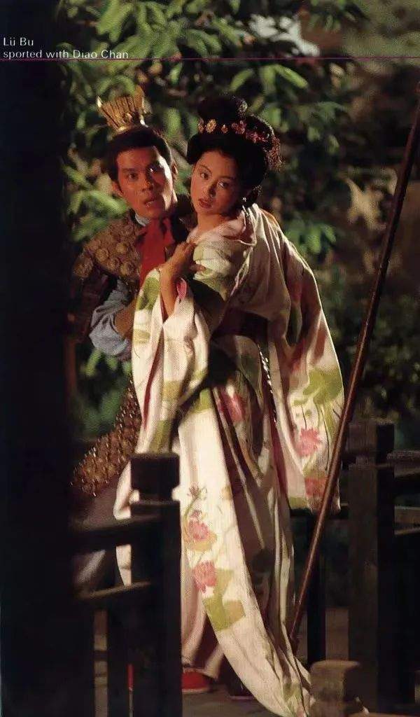 "那个姑娘……很润"该怎么翻译成英文?