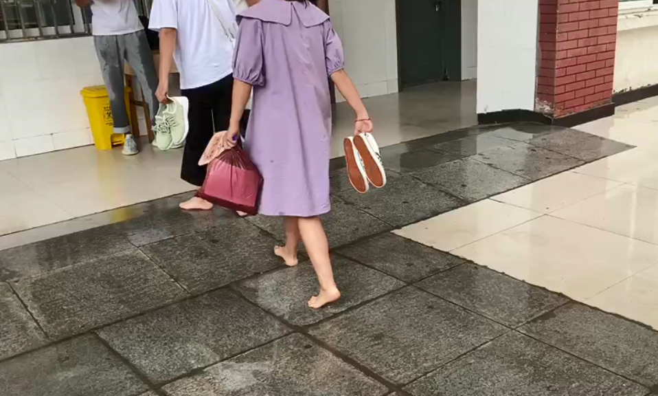 滑县考生考前突遇大雨,浑身湿透赤脚进考场