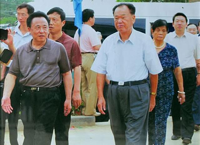 在逃富豪倪福林:自建宫殿与10名情人共居,生下孩子就能拿钱拿地