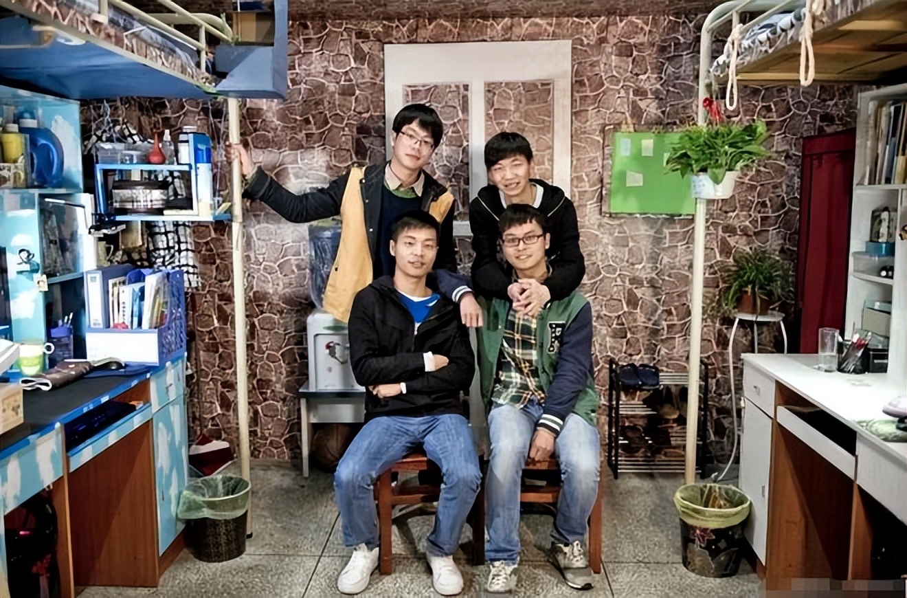 室友五人宿舍玩游戏,这位学生读书只能去阳台,这是被排挤了?