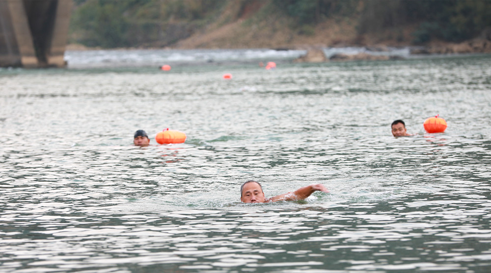 阆中七旬大爷嘉陵江游泳,被游艇螺旋桨绞中下身 江泳有多可怕?