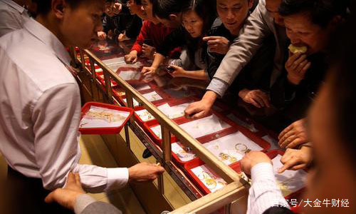 银行买黄金(银行买黄金和金店买有什么区别)-第2张图片-鲸幼网