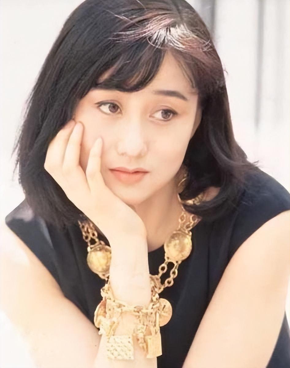 利智十分漂亮.尤其是那一口娇软的上海话.让李连杰十分意动.