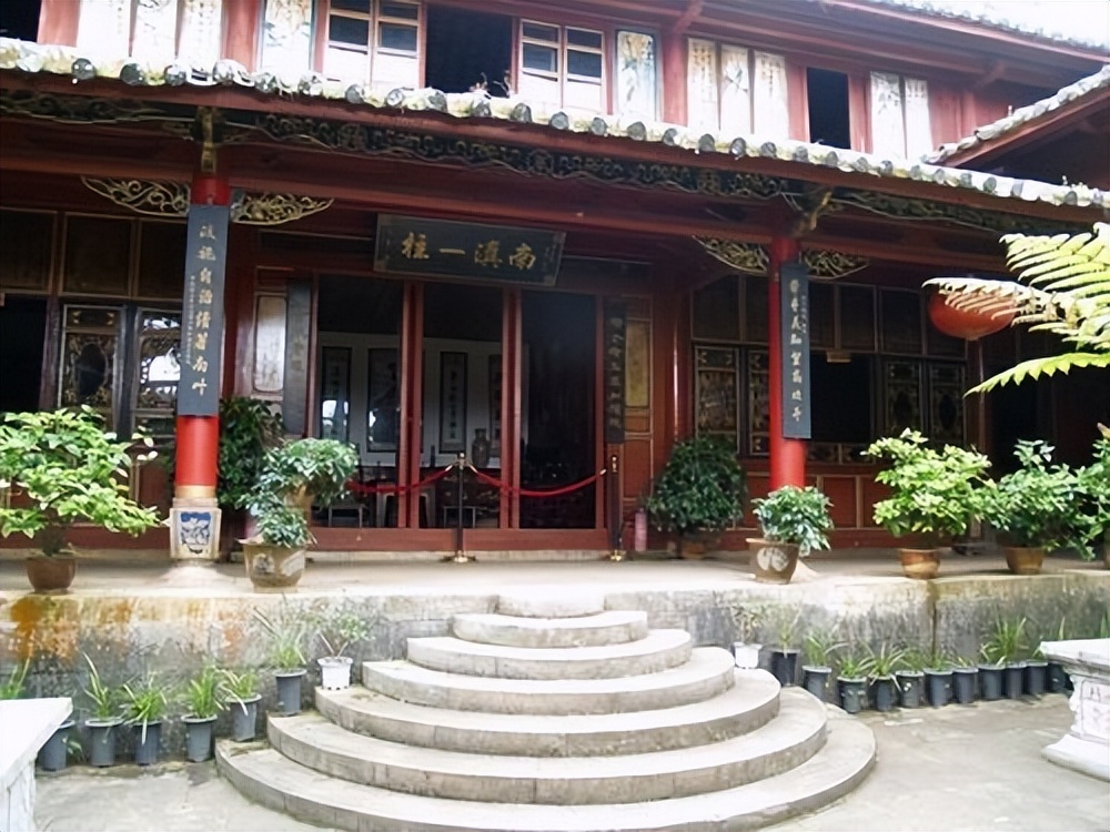 神秘的云南哀牢山,传说大山深处藏有宝藏,一般人不敢也不想进去