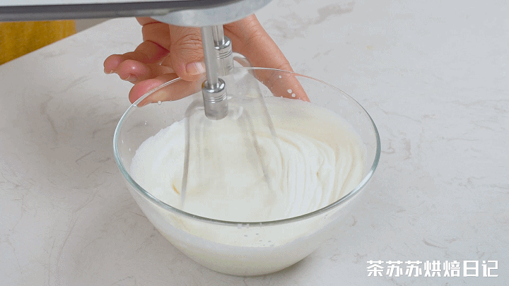 6,100g淡奶油加10g糖打至八分发,装入裱花袋中备用