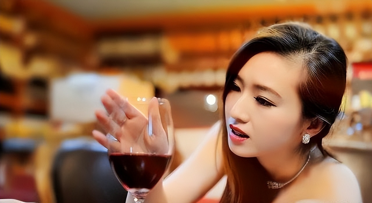 回顾:老板约美女喝酒,2人喝得大醉,司机捡漏获刑3年