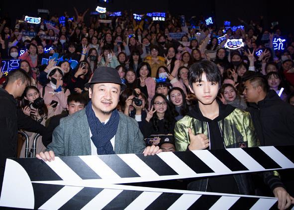 王俊凯晒出和粉丝合照,从台上到台下,每一张都是双向奔赴的印记