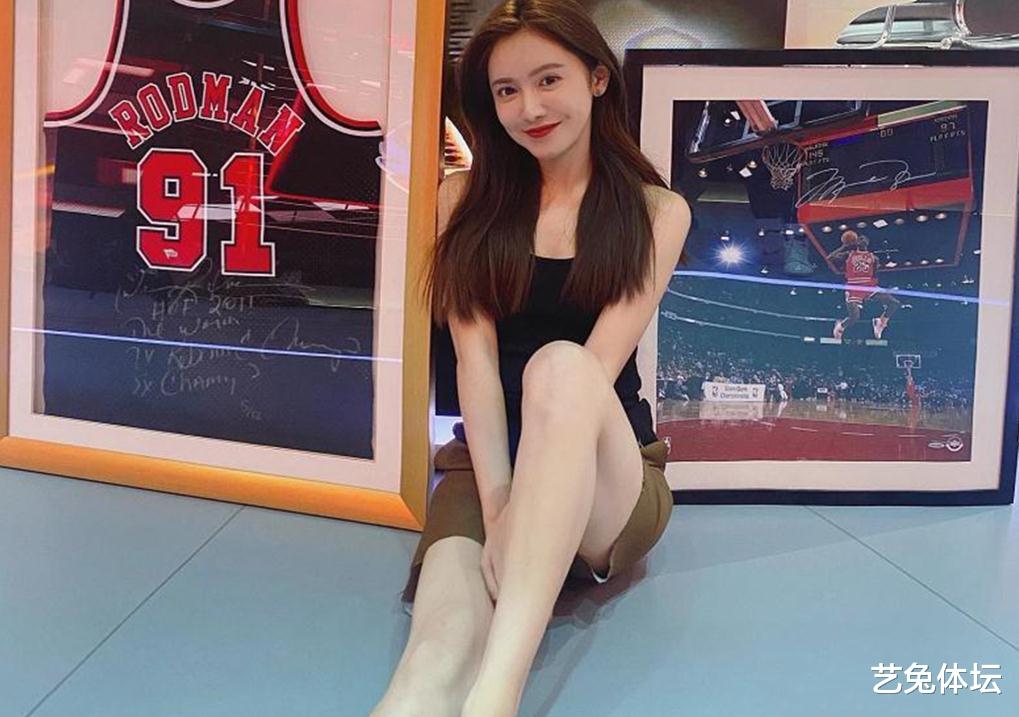 nba女主播美娜再秀真功夫,站姿后劈腿一字马,詹蜜沸腾了