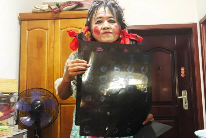 "大喜哥"刘培麟:男扮女装,拾荒还债,对得起世界却对不起自己