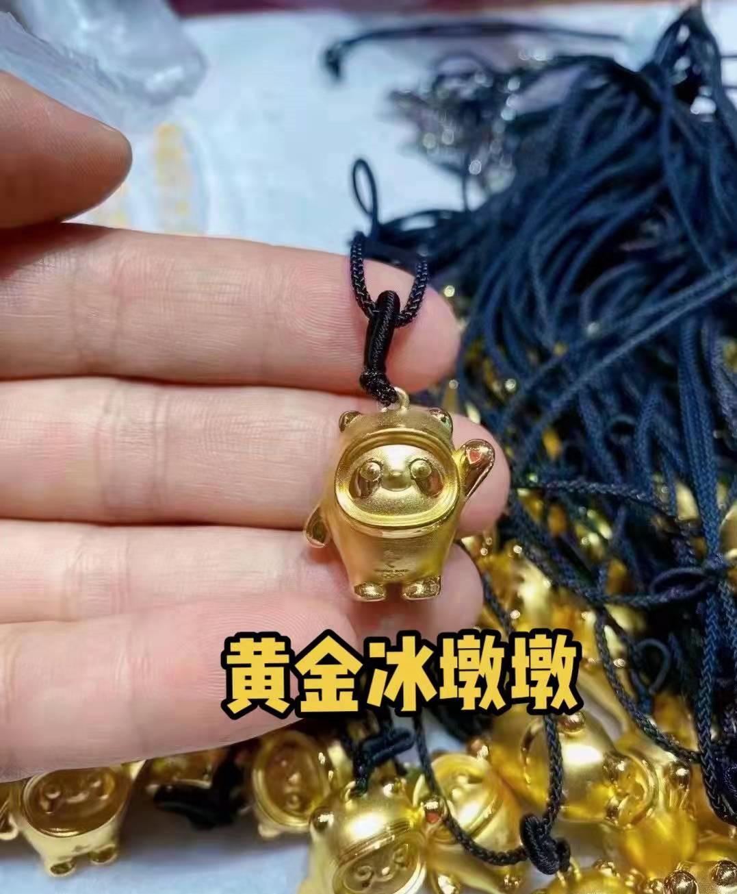 冰墩墩大火后有商家已推出"金墩墩,3万多块钱,网友嫌弃太贵