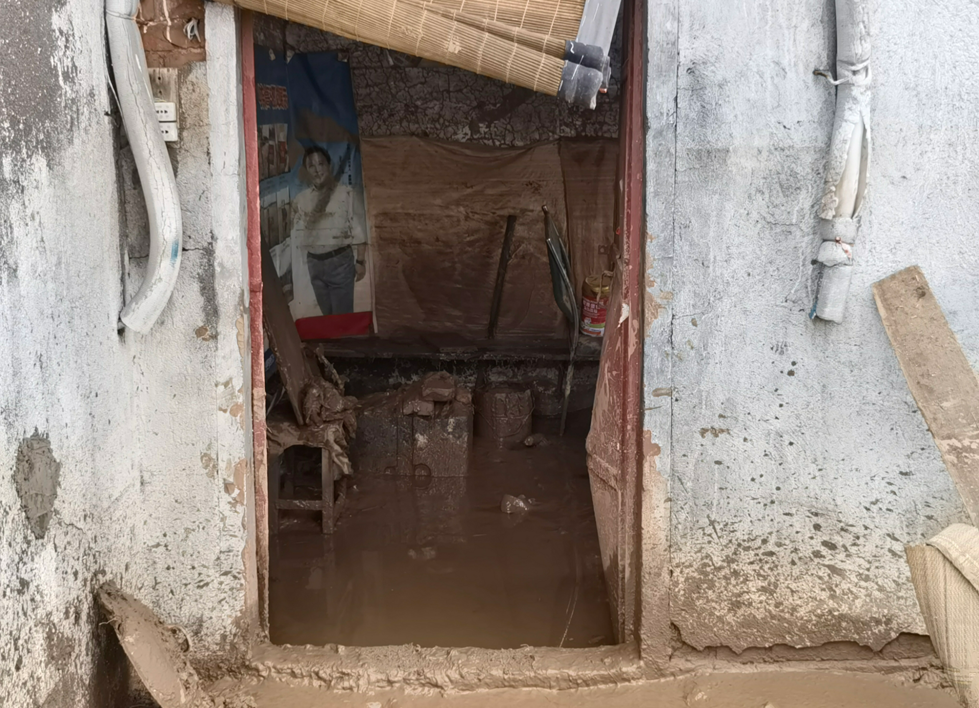 【警徽闪耀抗洪防汛一线】河南新密:他救20余村民后被洪流冲走 失联10