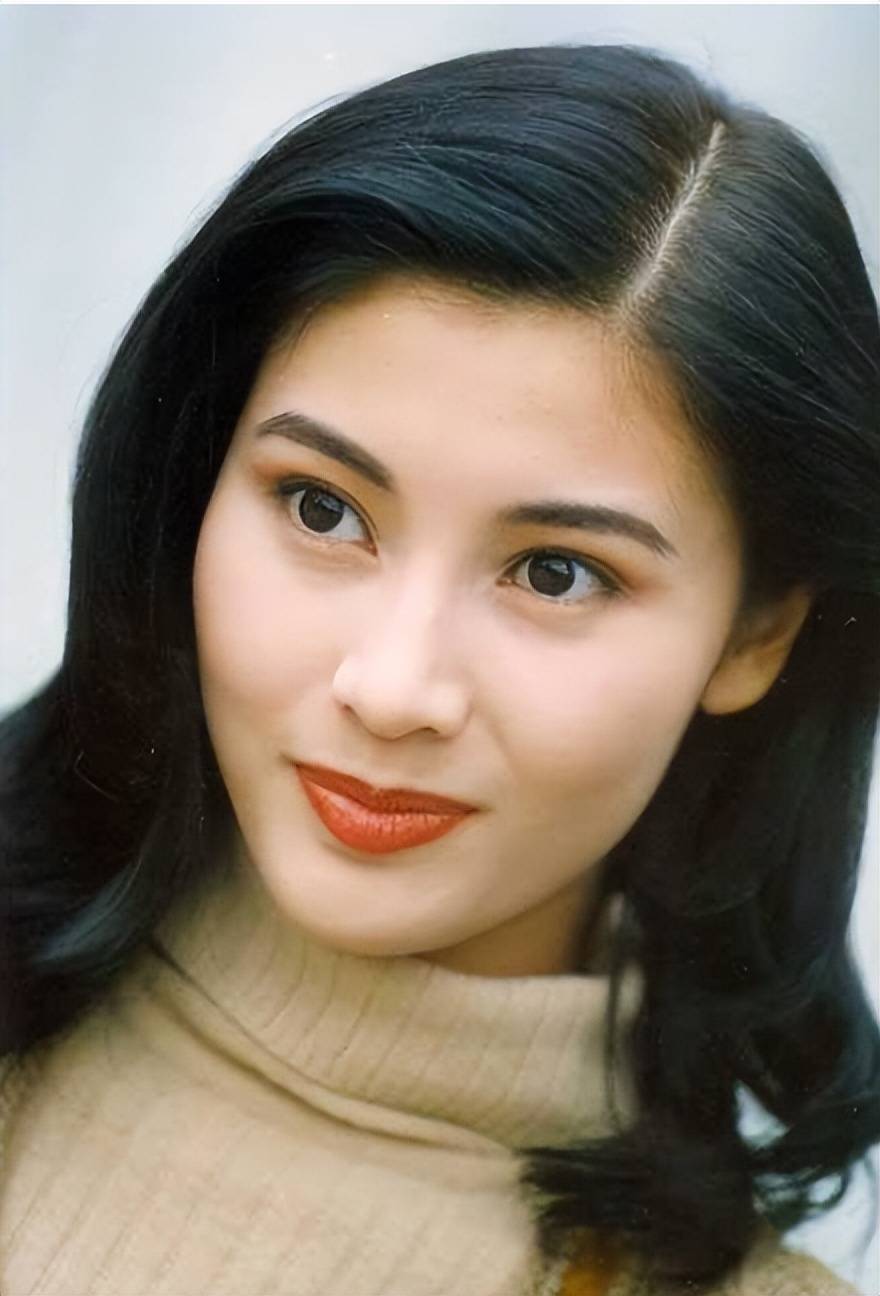 "香港美女"李嘉欣,精致的五官,什么样的美才能和她相提并论?