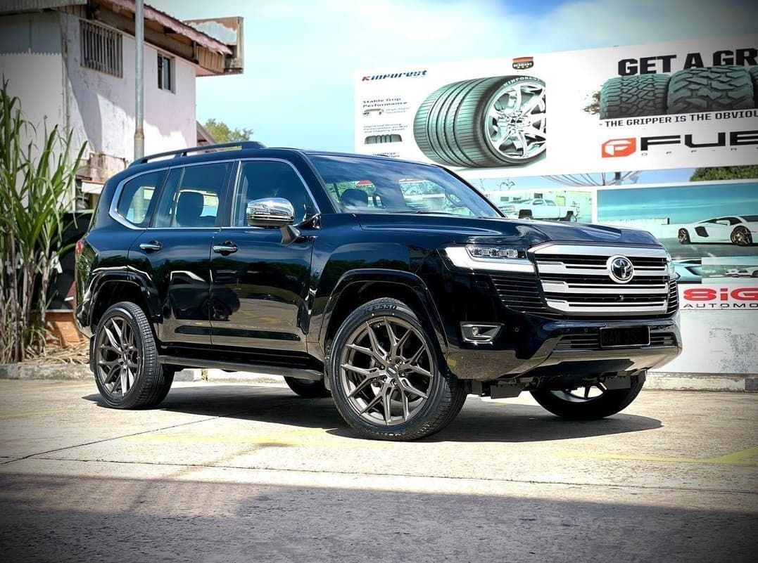 柴油丰田陆巡lc实拍!气质一流,海外落地55万!3.3t引擎更霸气!