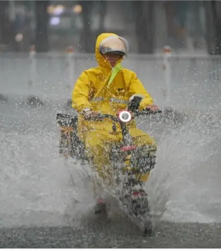 雨天骑车这些保命招你一定要知道