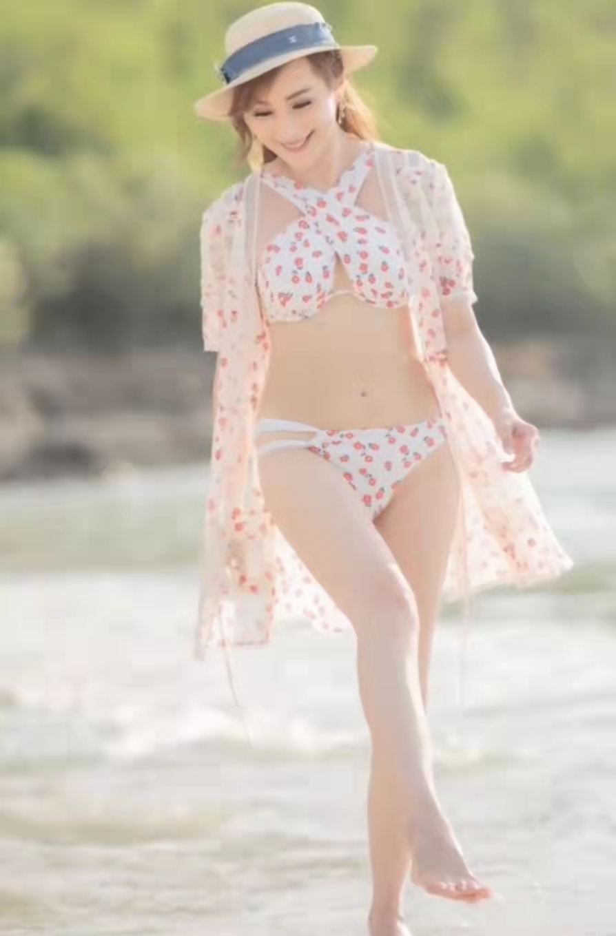 大秀好身材!56岁美魔女罗霖晒比基尼美照,皮肤白滑犹如少女一般