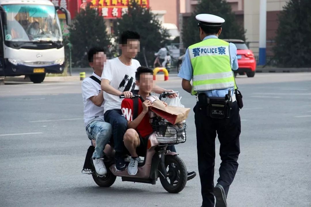 电动车也要"整顿"?载人或被罚款,家长:那我背孩子上学?