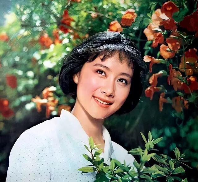 坎坷女星黄梅莹:命运多舛,嫁给金鑫后苦尽甘来,恩爱38年生一子