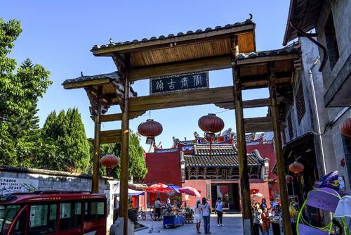 福建宁德的霍童镇,很多年轻人选择留在家乡创业,他选择了养马