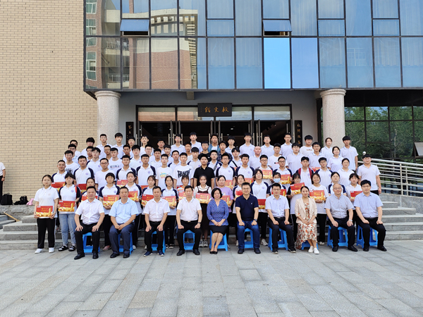 郑州大学2021级新生录取通知书颁发暨优质生源基地授牌仪式在我校举行