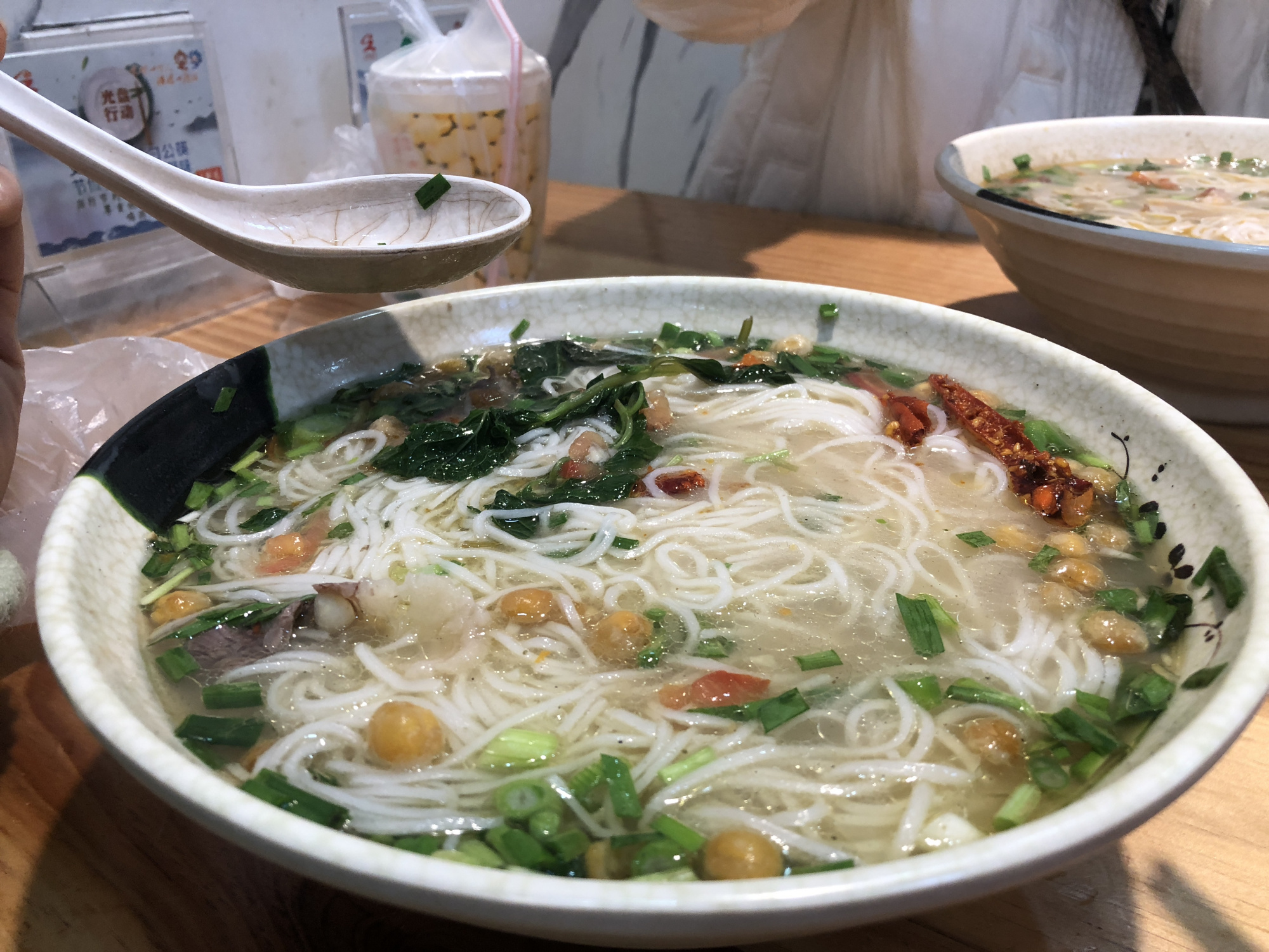 知道云南过桥米线很出名,但是我在和顺古镇玩的时候,吃了一次腾冲饵丝