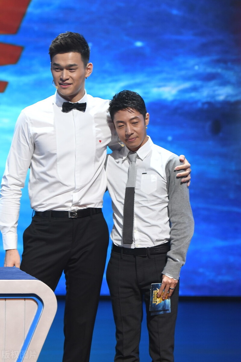 撒贝宁带妻女用餐被偶遇!李白身材高挑纤瘦,和女儿穿母子装超萌