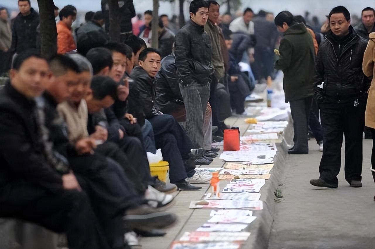 天天蹲守劳务市场,连老板的面儿都难见,农民工该何去何处?
