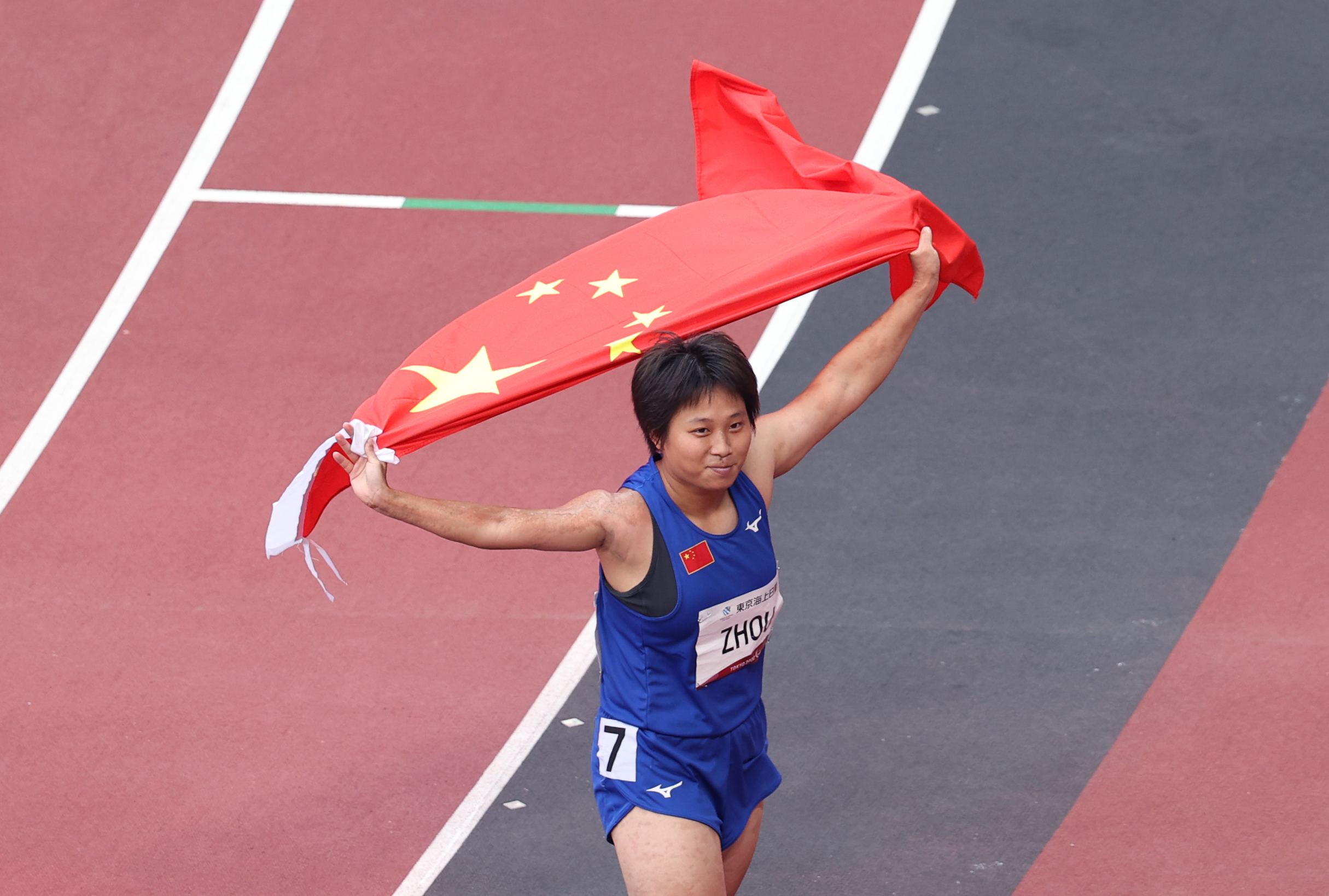 田径——女子100米t35级:周霞破世界纪录夺金