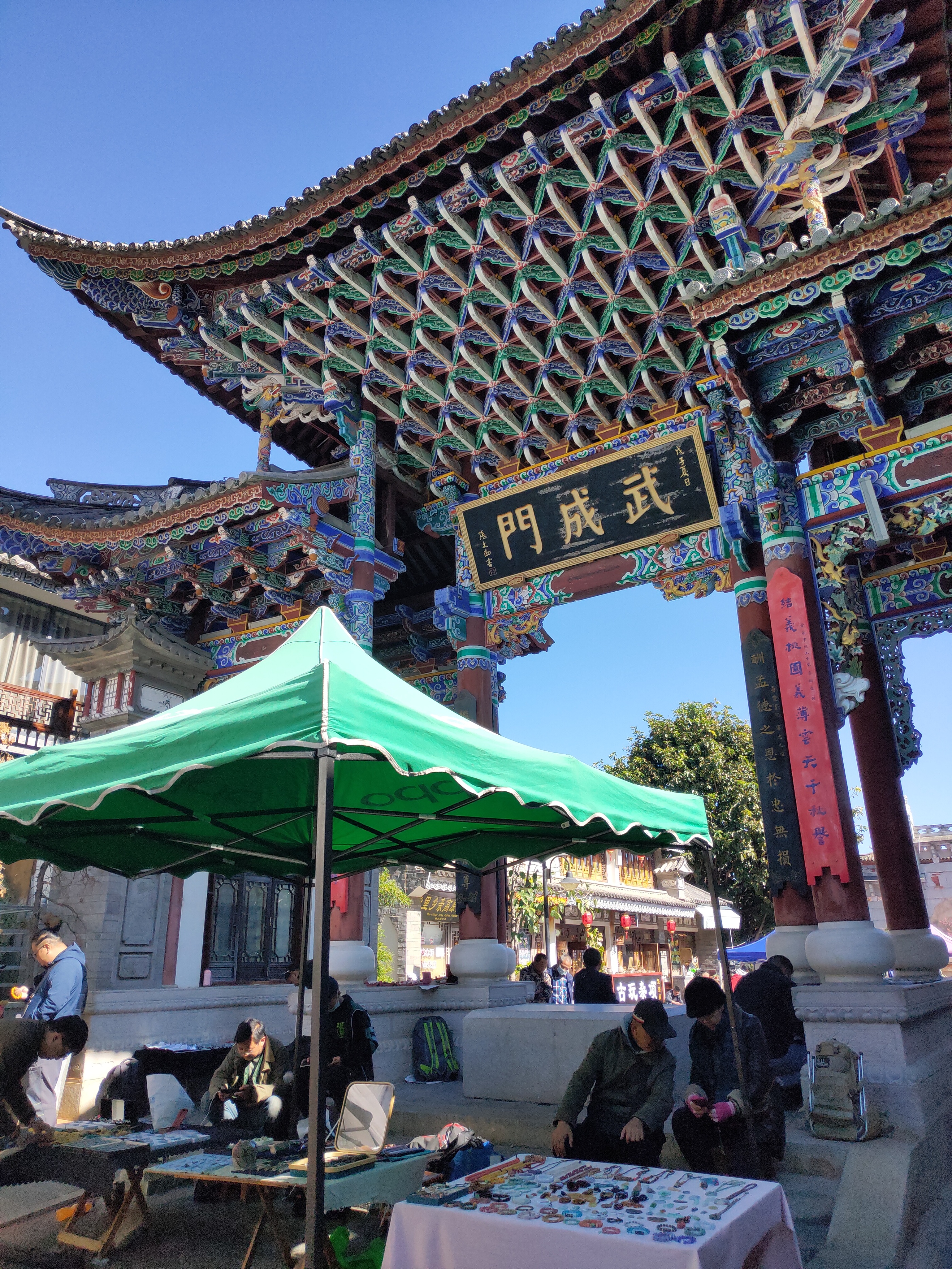 大理古城里藏着世界上唯一的本主武庙,如今已成为古玩市场