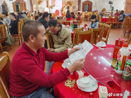 最特別的婚禮!廣西民警夫妻婚禮現場宣傳反電詐,你覺得怎麼樣?