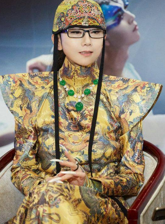 杨丽萍天价翡翠亮相,华贵气质尽显