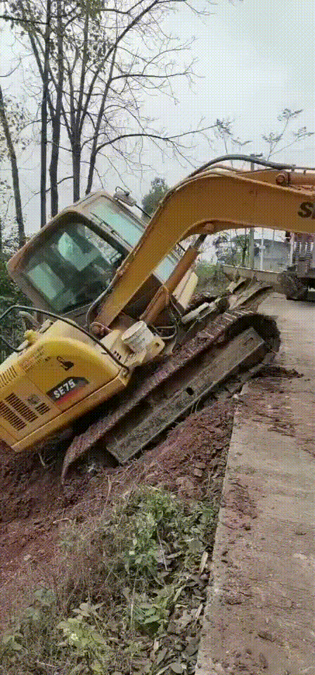 "二把刀"骑虎难下,挖机爬坡这样开?