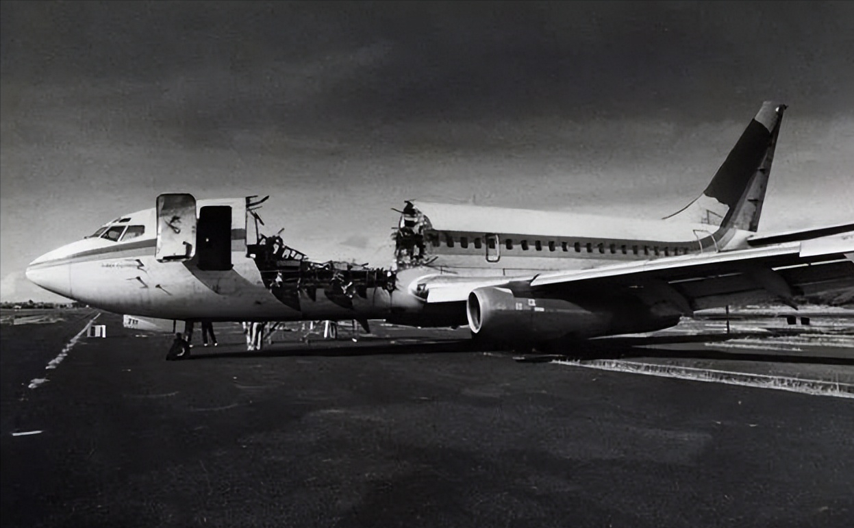 1988年一架飛機在7500米高空突然裂開,空姐被大風颳走,後來如何