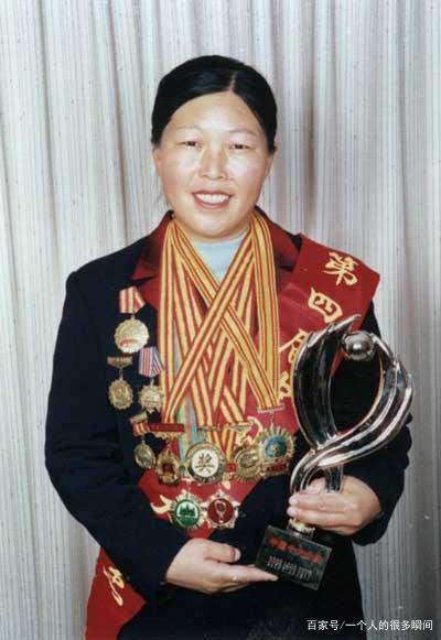 回顾陕西19岁少女被迫嫁到荒漠,哭闹逃离无果,15年后却享誉世界