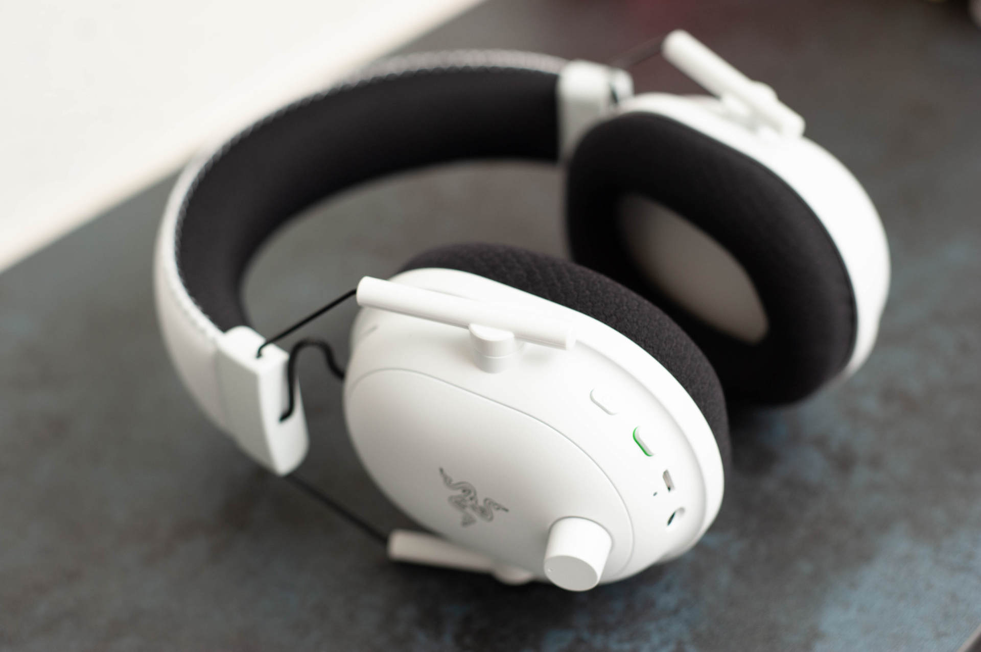 让玩家能身临其境的电竞耳机旋风黑鲨v2专业版白色