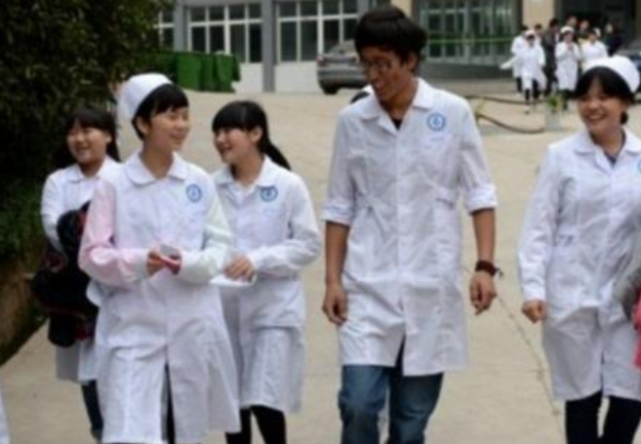 卫校是男生的天堂?男同学现身说法:没你们想的那么好