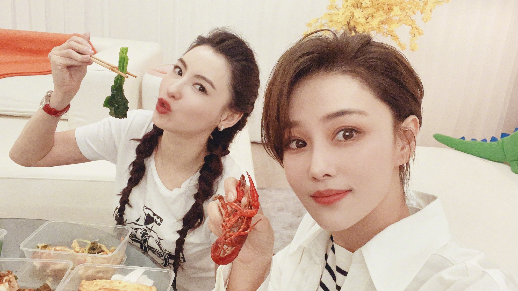 明星闺蜜合照暗藏多少"心机"?躲角度,晒p图,互相揭短不留情