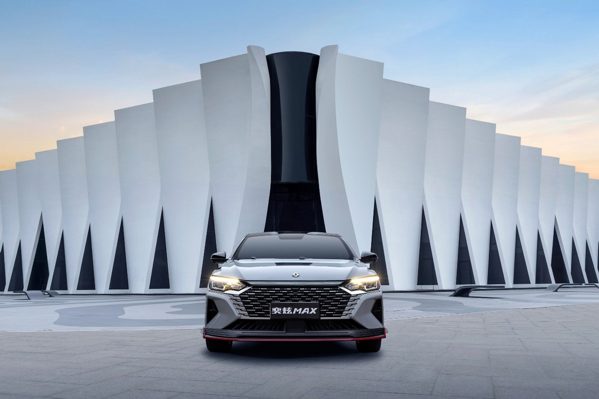 8月21日,斩获冠军无数的东风风神"赛道级宽体家轿"奕炫max焕新上市