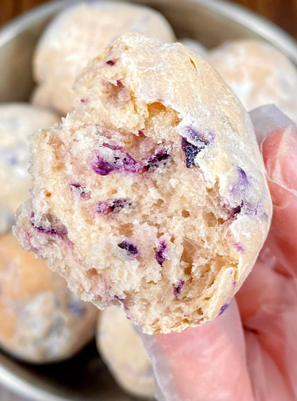 每日早餐——低卡蓝莓小餐包  尝试了这款低卡蓝莓小餐包后,我情不自