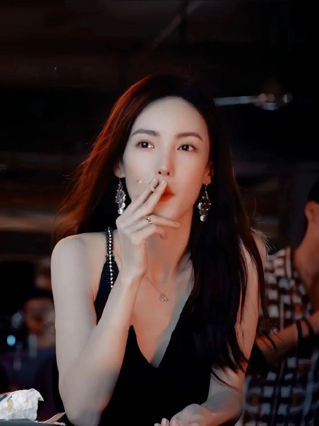 "性感美女荷官"金晨,抽烟绝美,御姐气质拉满