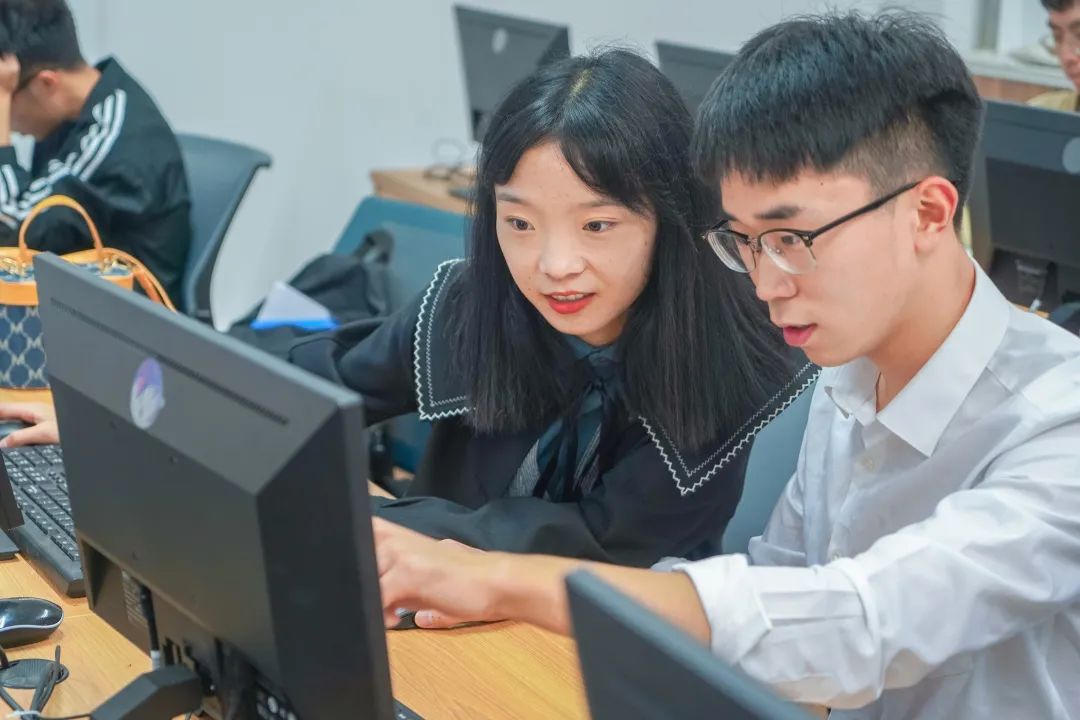 1 1>2,学业爱情双收同一个学院 同一个班 两对学霸情侣 分别保研同一